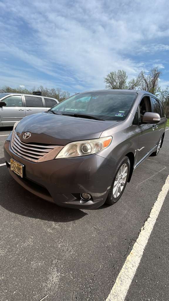 2014 TOYOTA Sienna available for long-term rental